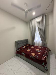 een slaapkamer met een bed en een plafondventilator bij Eyqa Homestay Pasir Mas in Pasir Mas