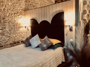 Postel nebo postele na pokoji v ubytování Les Fleurs De Lys, Suites'Appart , Entrée et Terrasse Privée Proche de la Mer