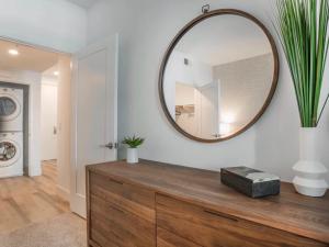 een spiegel bovenop een dressoir in een wasruimte bij Magic Key Two-Bedroom Escape Near Disneyland With Free Parking in Anaheim +10 foto's