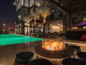 een binnenplaats met een vuurplaats voor een gebouw bij Magic Key Two-Bedroom Escape Near Disneyland With Free Parking in Anaheim