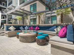 een patio met een bank, stoelen en een tafel bij Magic Key Two-Bedroom Escape Near Disneyland With Free Parking in Anaheim