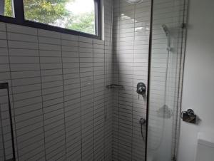 uma casa de banho com um chuveiro e uma janela em 2 Bedroom House at Ayi Mensah Park em Aiyimensa mais 16 fotografias