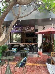 um restaurante com mesas, cadeiras e um bar em Suite Home Boutique Hotel em Phnom Penh