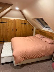 En eller flere senge i et værelse på Detached property, beams, hot tub large garden