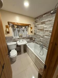 Et badeværelse på Detached property, beams, hot tub large garden + 31 billeder