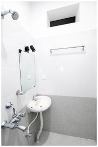 Ένα μπάνιο στο Hotel Rylvish Blue Inn Sagar Suite Near Jagannath Temple- Free Parking & Lift - Best Superior Hotel IN Puri