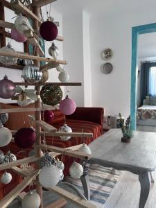 un soggiorno con un albero di Natale decorato di Casa Santa a Sighişoara