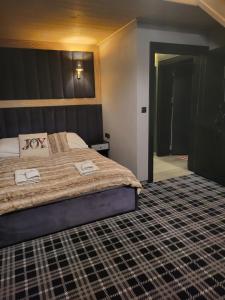 ein Schlafzimmer mit einem großen Bett in einem Zimmer in der Unterkunft Białczańskie Bacówki 2, 4sypialnie in Białka Tatrzańska