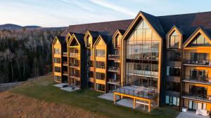 vue aérienne d'un immeuble d'appartements avec fenêtres dans l'établissement 204 - Luxury Obsidian Condo - Elegance & Pool, à Baie-Saint-Paul