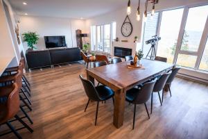 - une salle à manger et un salon avec une table et des chaises en bois dans l'établissement 204 - Luxury Obsidian Condo - Elegance & Pool, à Baie-Saint-Paul 58 autres photos