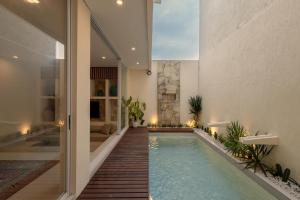 Swimmingpoolen hos eller tæt på SandWave Villa