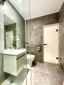 ein Badezimmer mit Waschbecken, Toilette und Dusche in der Unterkunft Taihu Hotel Sun Moon Lake in Yuchi + 22 Fotos