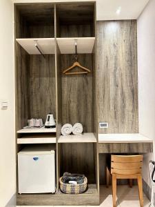 eine Küche mit Holzwänden und einer Theke mit Kühlschrank in der Unterkunft Taihu Hotel Sun Moon Lake in Yuchi