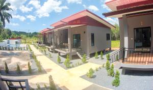 een gebouw met veel planten ervoor bij PS Lanta Resort 