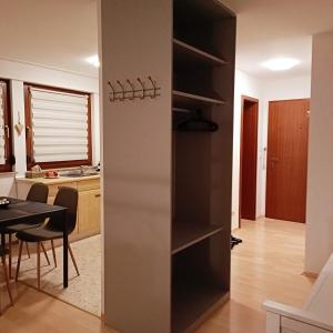 uma cozinha e uma sala de jantar com uma mesa num quarto em Urban Apple em Bad Mergentheim