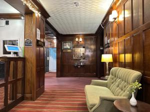 Een gangpad in een trein met een bank en een tafel. bij Crown Hotel - Stone, Near Stoke-On-Trent by OYO in Stone