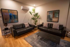 Χώρος καθιστικού στο 206 - Bright Modern Condo - Pool and River View