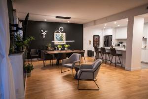 Χώρος καθιστικού στο 206 - Bright Modern Condo - Pool and River View +47 φωτογραφίες