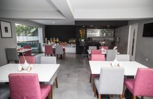Reštaurácia alebo iné gastronomické zariadenie v ubytovaní Palmetto Hotel Business San Borja