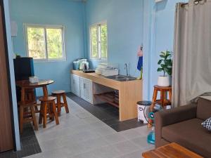 un salon avec une cuisine équipée d'un bureau et de chaises dans l'établissement Mor Aud Sriboya Home 2, à Ko Siboya 14 autres photos