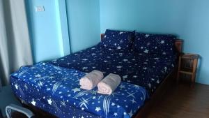 une chambre avec un lit avec deux serviettes dessus dans l'établissement Mor Aud Sriboya Home 2, à Ko Siboya