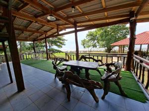 un patio avec une table et des chaises sous un pavillon dans l'établissement Mor Aud Sriboya Home 2, à Ko Siboya
