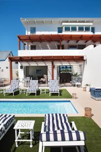una villa con piscina e una casa di One Marine Drive Boutique Hotel & Spa by The Living Journey Collection a Hermanus