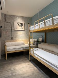 En eller flere senge i et værelse på King Wow Inn