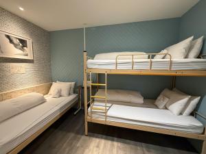 En eller flere senge i et værelse på King Wow Inn