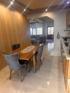 桑丹斯基Мезонет “Djanina”的厨房里配有餐桌和椅子