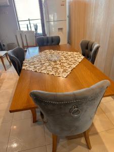 桑丹斯基Мезонет “Djanina”的一张木桌上放着一堆坚果