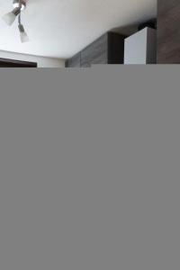 ein Raum mit einem Deckenventilator und einem Fenster in der Unterkunft Haus Im Wiesengrund EG in Thalfang