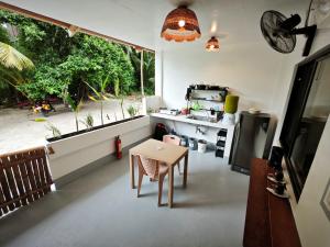 eine kleine Küche mit Tisch und Fenster in der Unterkunft Gubat Apartelle in Lalao