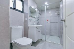 Un baño blanco con inodoro y ducha. en Huayu Homestay, en Magong 82 fotos más