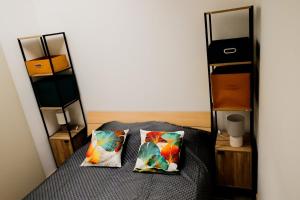 ein Schlafzimmer mit einem Bett und zwei Kissen darauf in der Unterkunft Gîte in La Forêt-sur-Sèvre