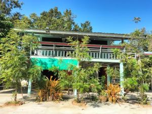 een gebouw met bomen ervoor bij Green moon Home stay 51 in Buriram