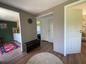 een woonkamer met een witte deur en een keuken bij Lebensfreude in Niederdorla