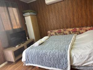 Postel nebo postele na pokoji v ubytování בקתה מעץ בחווה farm B''H