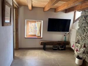 un soggiorno con un tavolo di legno e una finestra di Little Wild House a Saint Vincent