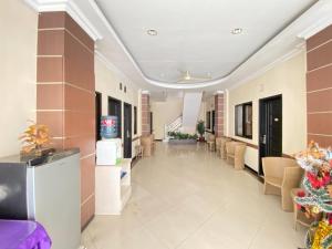 a lobby of a hospital with a waiting room at Lily Guest House Syariah RedPartner in Bunul