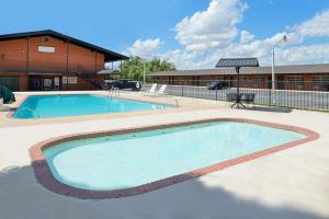 Bazén v ubytování Ranch House Motel nebo v jeho okolí