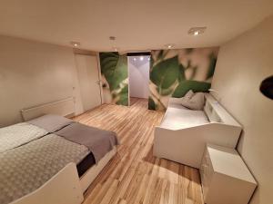 een slaapkamer met 2 bedden en een groot schilderij aan de muur bij Zoe's Ferienwohnung in Tulfes