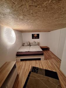 een slaapkamer met een bed in een kamer bij Zoe's Ferienwohnung in Tulfes