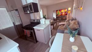 Kuchyň nebo kuchyňský kout v ubytování Oneluxstay Near Redondo Beach