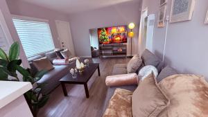 TV a/nebo společenská místnost v ubytování Oneluxstay Near Redondo Beach