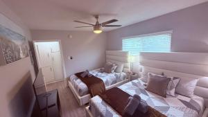 Postel nebo postele na pokoji v ubytování Oneluxstay Near Redondo Beach