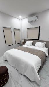 a bedroom with a large bed with white sheets at Tanya's Cafe & Resort in Ban Kasang