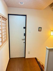 een lege kamer met een deur en een raam bij Ikoi no Ie - Vacation STAY 61480v in Kyoto
