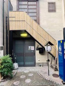 een trap naar een gebouw met een deur bij Ikoi no Ie - Vacation STAY 61480v in Kyoto +12 foto's