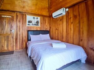 Postel nebo postele na pokoji v ubytování Homestay Klasik Desa Wisata Kasongan RedPartner + 22 fotografií